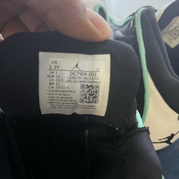 Youth 1.5 Jordan’s - Picture 3 of 5